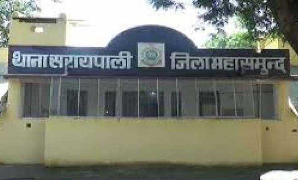 सरायपाली : तालाब पास शराब के नशे में पड़े व्यक्ति पर पुलिस की कार्यवाही.