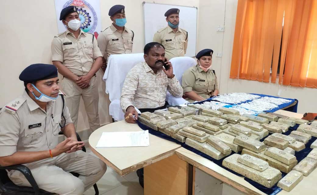 सिंघोडा  : कार में गुप्त चेम्बर बनाकर भारी मात्रा में कर रहे... - CG Sandesh