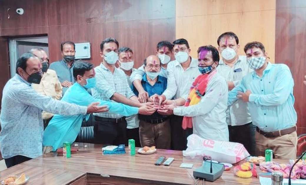 बसना : सेवानिवृत्त होने पर लेखापाल जयलाल साव का विदाई समारोह... - CG Sandesh