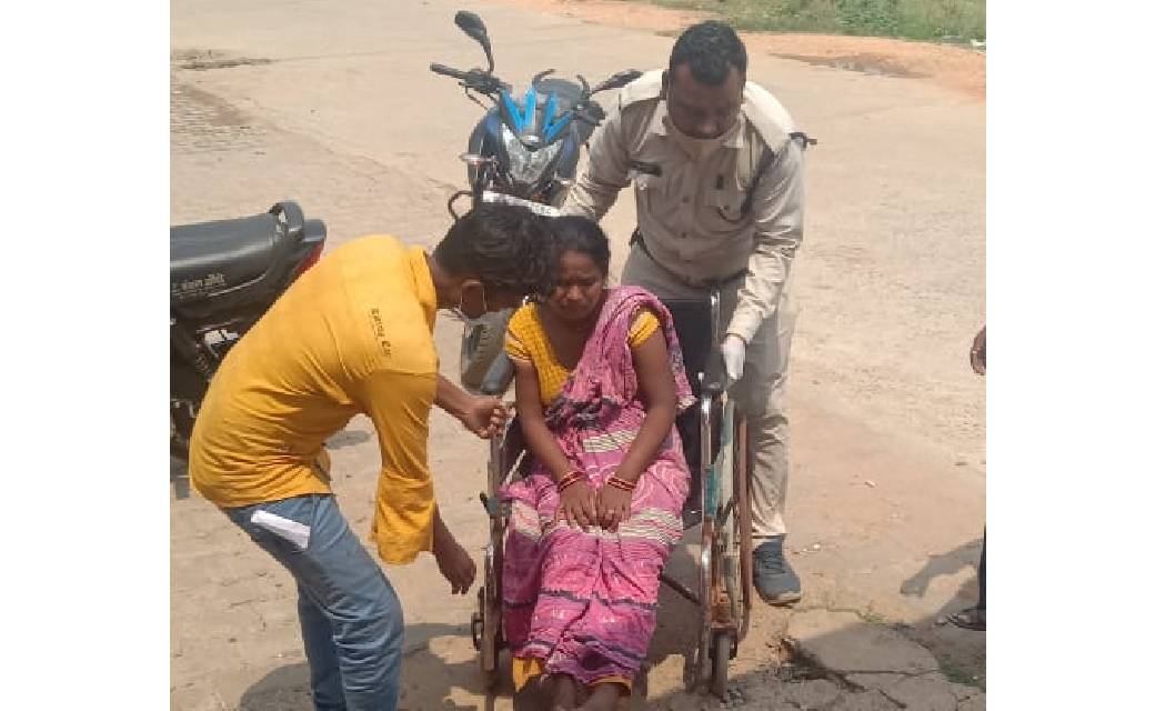 सरायपाली : डिलीवरी के लिए आ रही महिला ने बीच रास्ते मे ही स्वस्थ बच्चे को दिया जन्म, आरक्षक प्रसन्न व एम्बुलेंस  चालक की तत्परता से पहुंचाया गया अस्पताल 