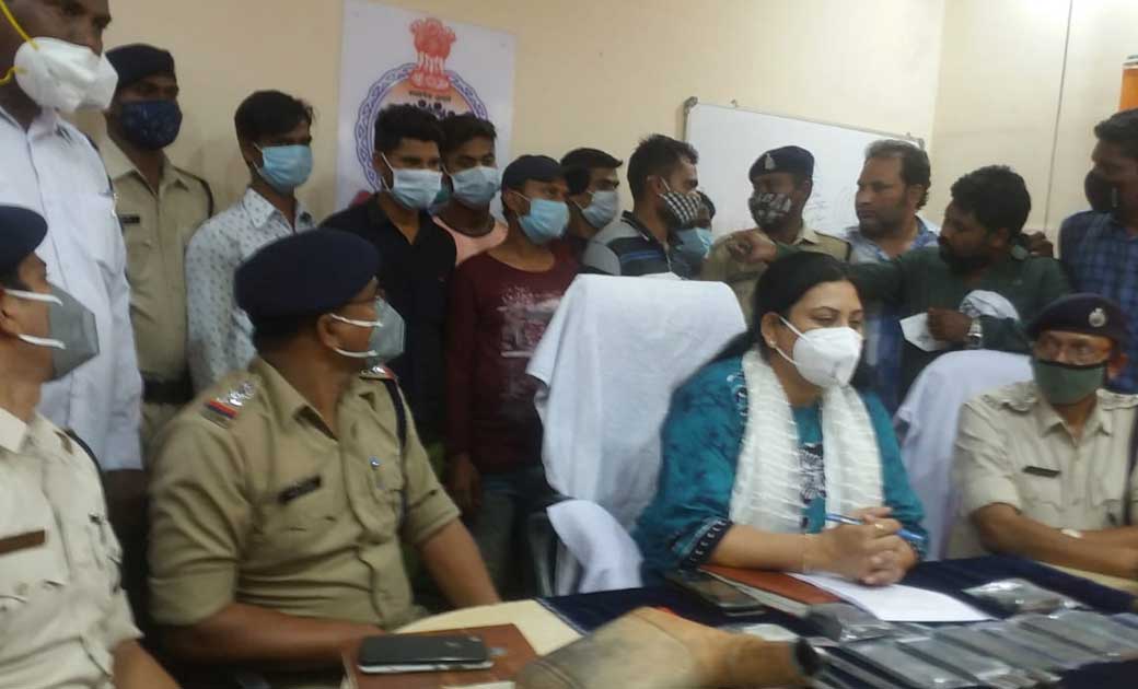 महासमुंद : बहुमुल्य मेटल डस्ट (पैलेडियम) कुल 20 किलोग्राम किमती 4,00,000 रू की चोरी के मामले में अंतरराज्यीय गिरोह के कुल 07  नफर आरोपी गिरफ्तार। 