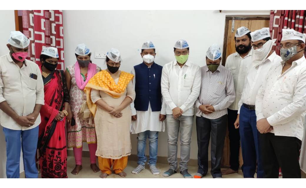 आम आदमी पार्टी महासमुंद के कार्यकर्ता ने वैश्विक महामारी से दिवंगत लोगो को  श्रद्धांजलि दी