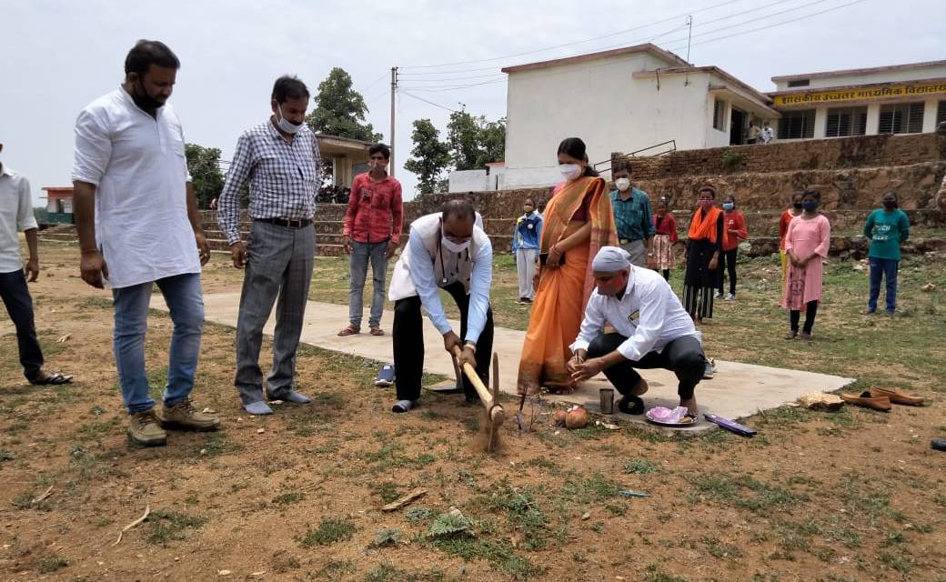मरवाही विधायक डॉ के के ध्रुव ने किया खेल मैदान उन्नयन  का भूमिपूजन