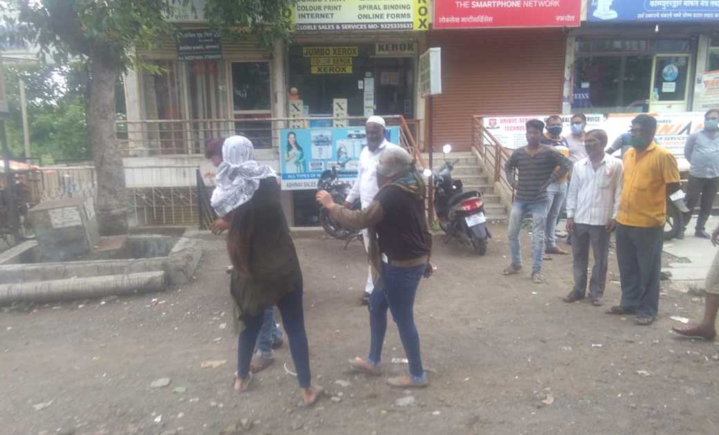 बड़ी बहन से छेड़खानी की तो छोटी बहन ने सिखाया मनचलों को सबक, ब... - CG Sandesh