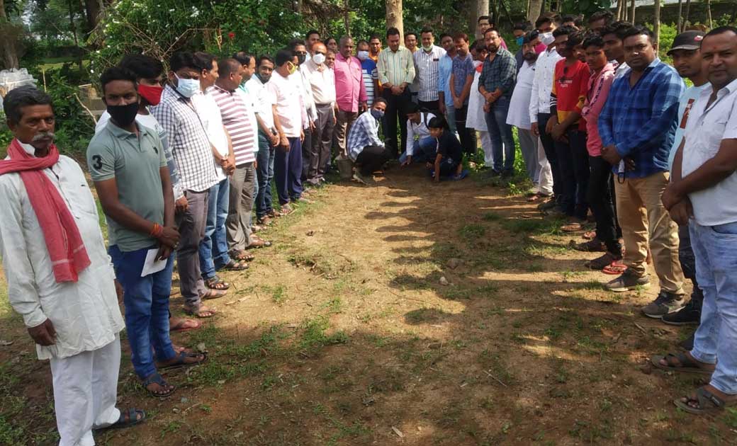 पिथौरा : खुद को व आने वाली पीढ़ी को सुरक्षित रखने वृक्षारोपण ... - CG Sandesh