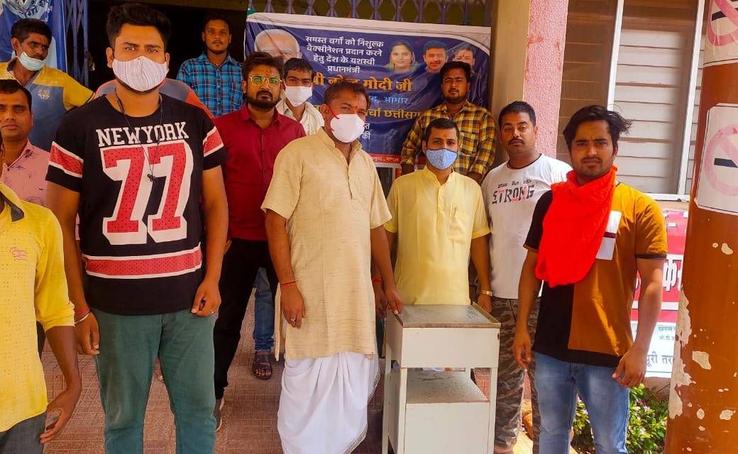 आज युवा मोर्चा सरायपाली के नेतृत्व में सामुदायिक स्वास्थ केंद्र सरायपाली में टीकाकरण हेल्प डेस्क लगाकर सेवा एवं सहयोग का कार्य किया गया।
