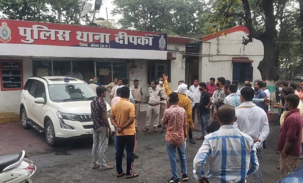 टेंडर प्रक्रिया को लेकर मचा बवाल….पालिका अध्यक्ष पति ने जड़ा... - CG Sandesh