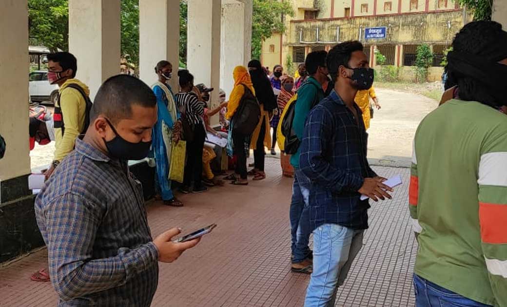 कांकेर : महाविद्यालय में विद्याथियों को बांटा गया प्रश्न पत्र व उत्तर पुस्तिका