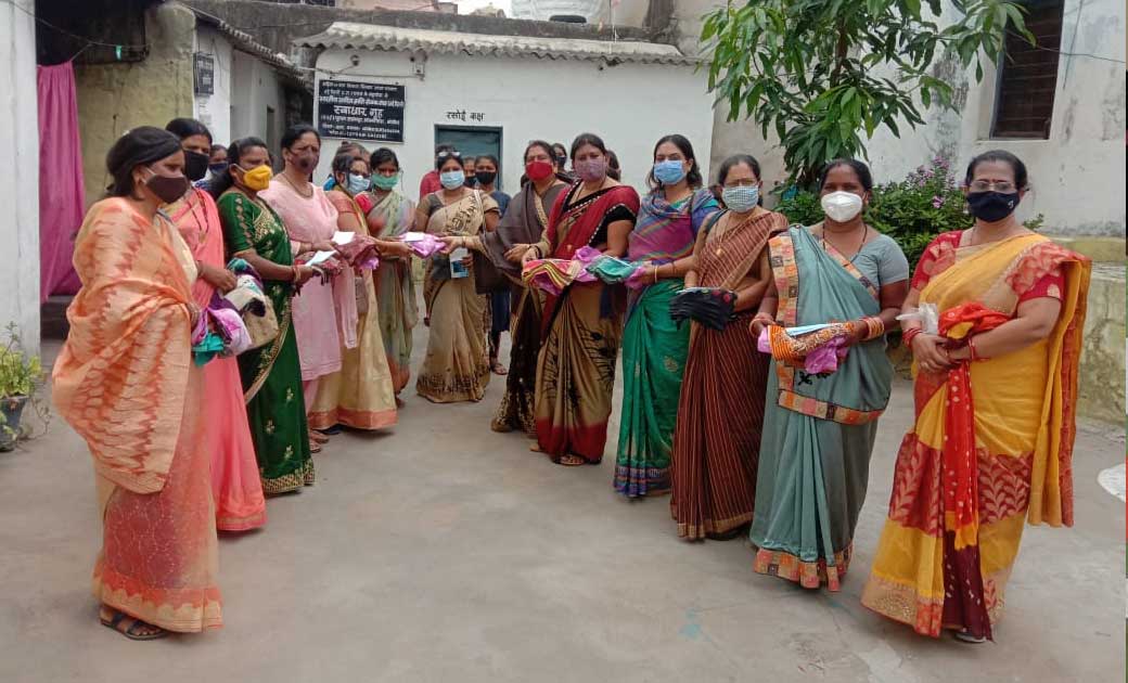 कांकेर : स्वधार गृह में महिलाओं और बच्चों को बांटा गया साड़ी, मास्क, सेनेटाईजर
