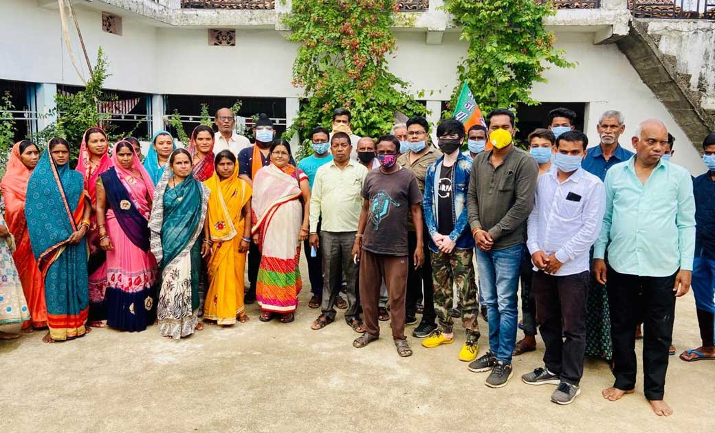 पिथौरा : शक्तिकेन्द्र के गाँव-गाँव मे जाकर प्रदेश सरकार की व... - CG Sandesh