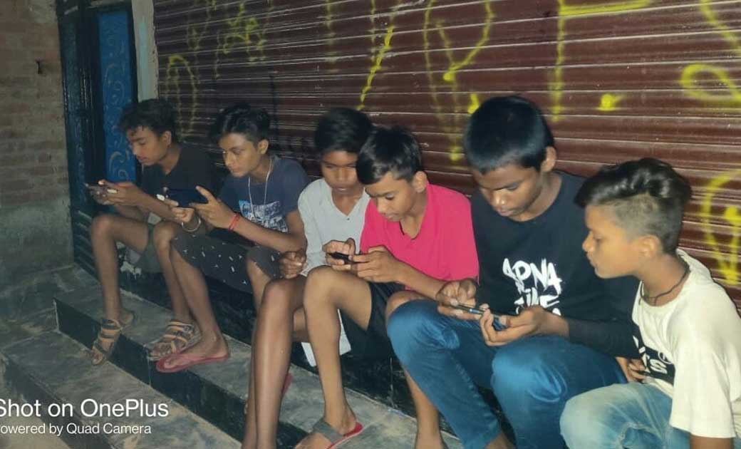 बसना  : ऑनलाइन गेम से बर्बाद हो रहा युवाओं का भविष्य, बच्चों... - CG Sandesh