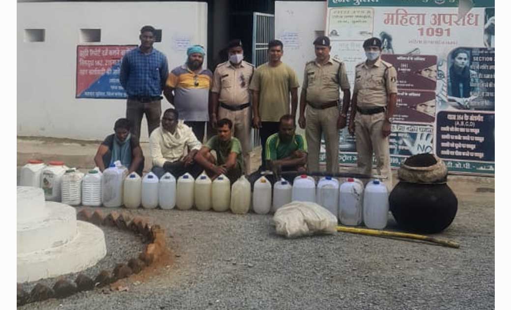 पिथौरा :  जंगल में चल रही अवैध महूआ शराब की फैक्ट्री पर पुलि... - CG Sandesh