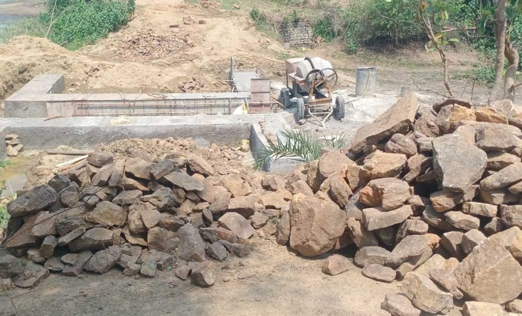 पुलिया निर्माण कार्य मे भारी लापरवाही...सीमेंट गिट्टी के बदल... - CG Sandesh