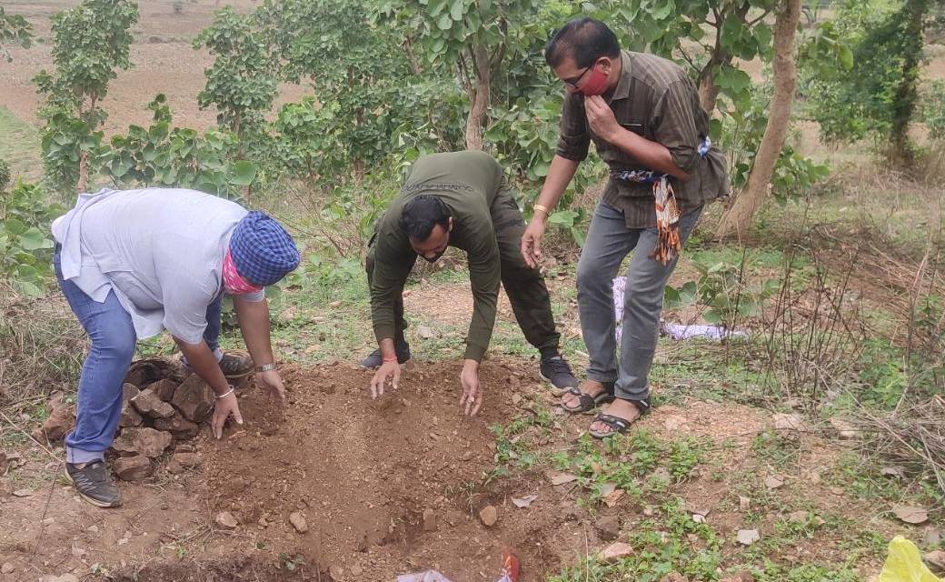 सरायपाली : वृद्ध जन सेवा समिति द्वारा किया गया वृद्ध महिला के शव का अंतिम संस्कार
