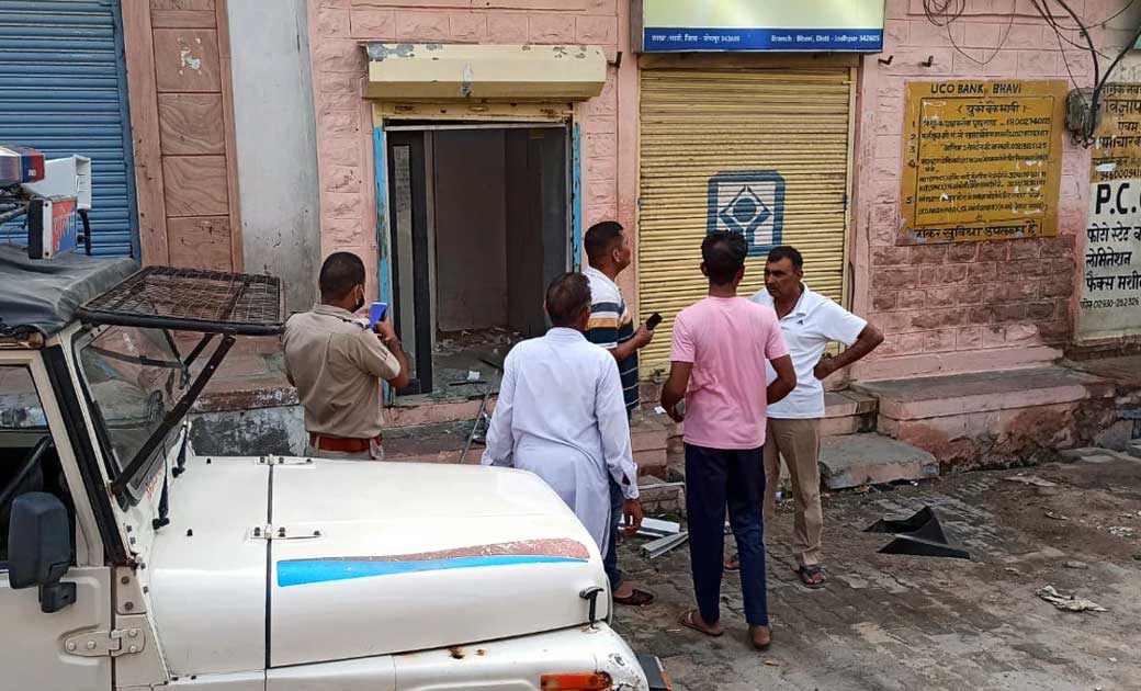 एक दिन पहले भरे गए थे 15 लाख रुपए, और फिर एटीएम को उखाड़ ले ... - CG Sandesh