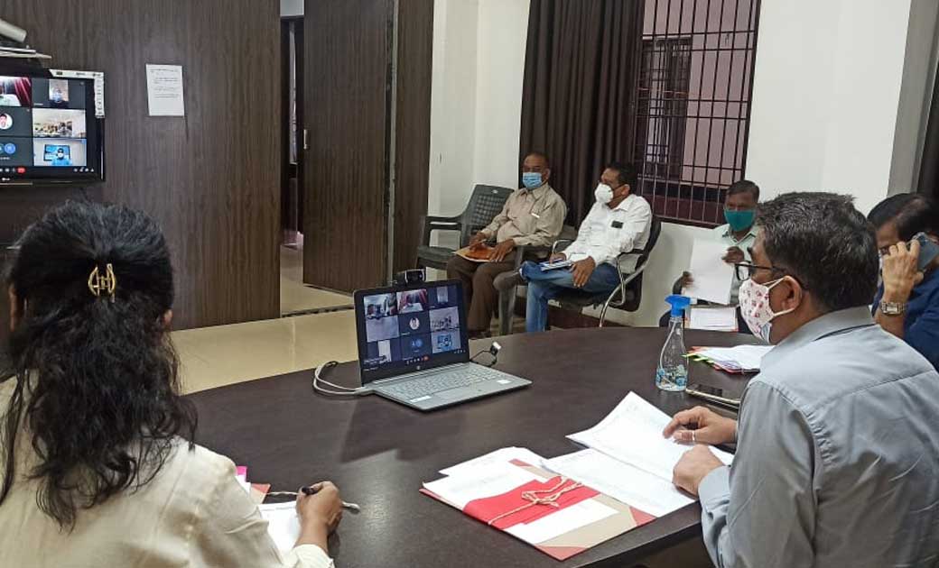 लंबित प्रकरणों में तेजी नही लाने पर कलेक्टर ने जताई नाराजगी - CG Sandesh