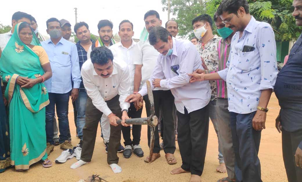 मुख्यमंत्री सुगम सड़क योजना के तहत 27 लाख 23 की लागत से होगा सी सी रोड का निर्माण। संसदीय सचिव  द्वारकाधीश यादव  ने  किया  भूमि पुजन ।