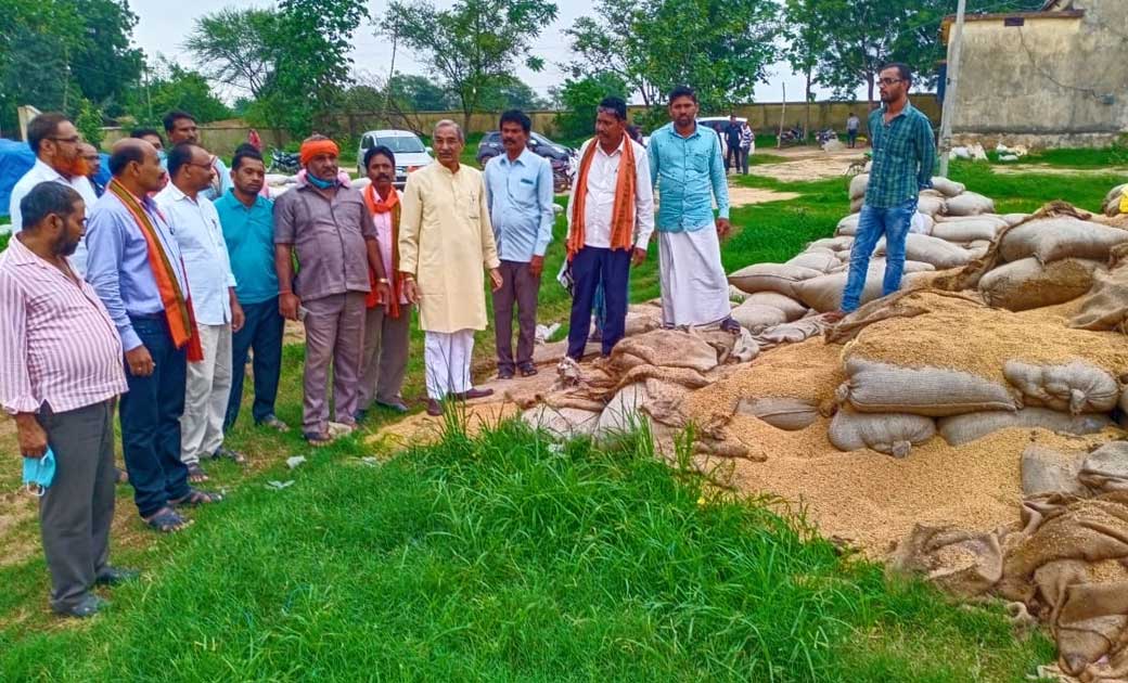 धान खरीदी केंद्र पिरदा का बुरा हाल - CG Sandesh