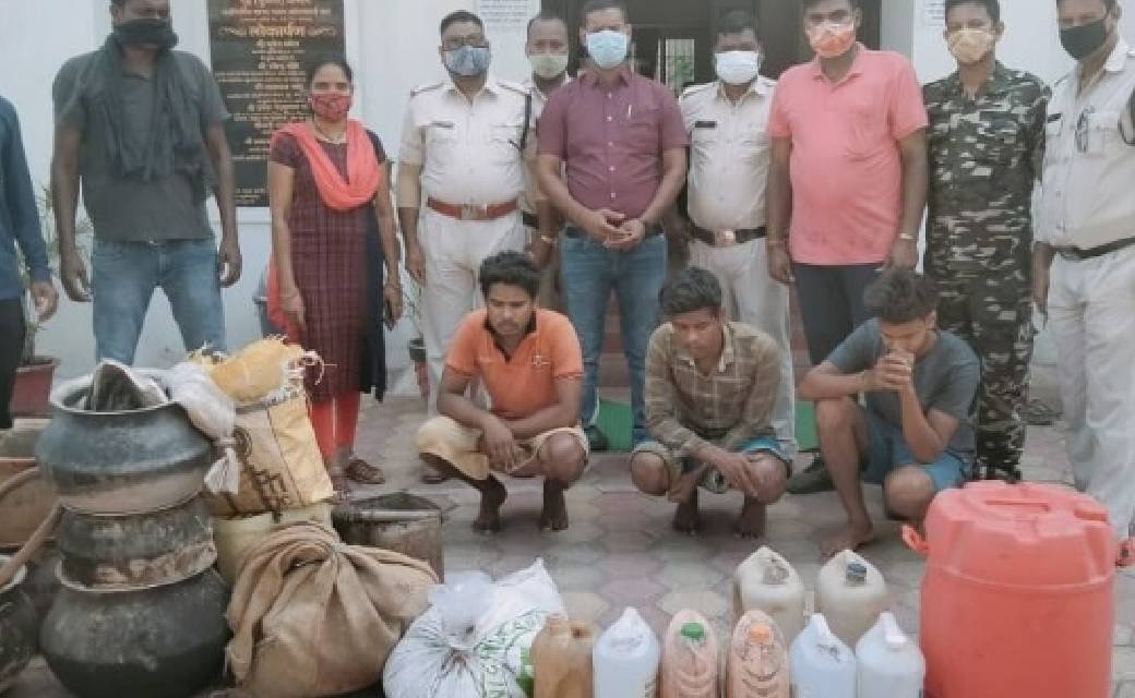 19 वर्षीय युवक 149 लीटर शराब के साथ पकड़ाया...अन्य दो आरोपी भ... - CG Sandesh