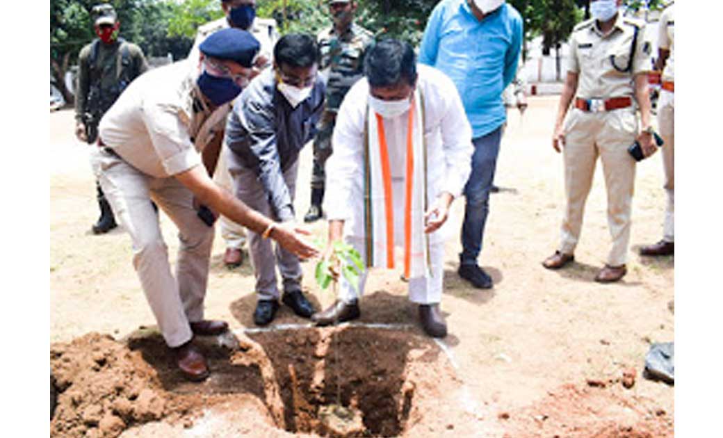सिटी कोतवाली थाना-जशपुर परिसर स्थित सीसीटीव्ही कैमरा कंट्रोल रूम का विधायक जशपुर ने उद्घाटन कर थाना परिसर में किया वृ़क्षारोपण