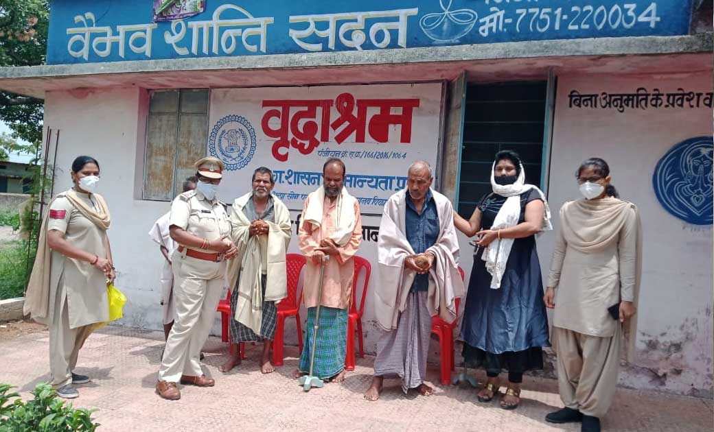 जीपीएम पुलिस ने मनाया विश्व बुजुर्ग दुर्व्यवहार जागरूकता दिवस...श्रीफल शॉल देकर किया बुजुर्गो का सम्मान