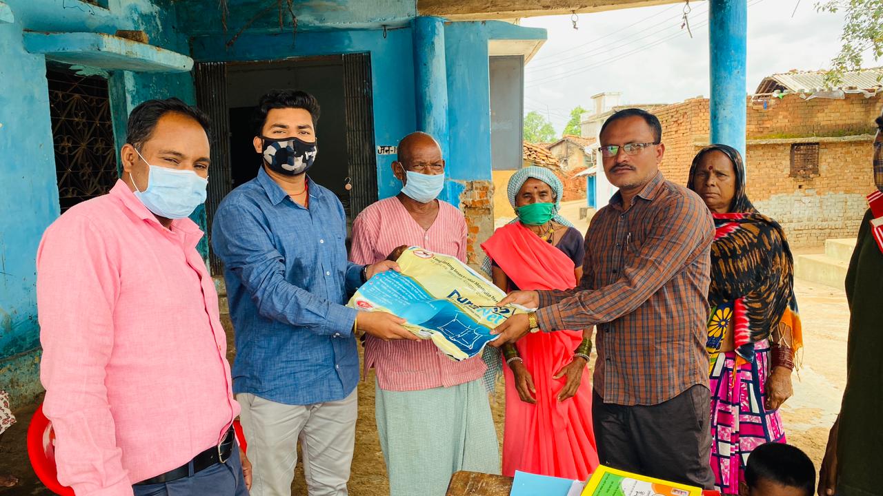 गरियाबंद सरपंच संघ अध्यक्ष मनीष ध्रुव ने ग्रामीणों को किया म... - CG Sandesh