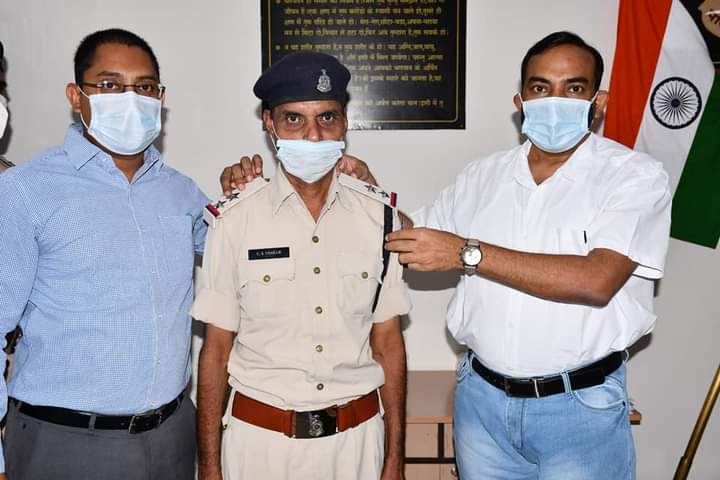 काँकेर पुलिस द्वारा दो सहायक उपनिरीक्षक को उपनिरीक्षक के पद पर पदोन्नत होने पर दि बधाई