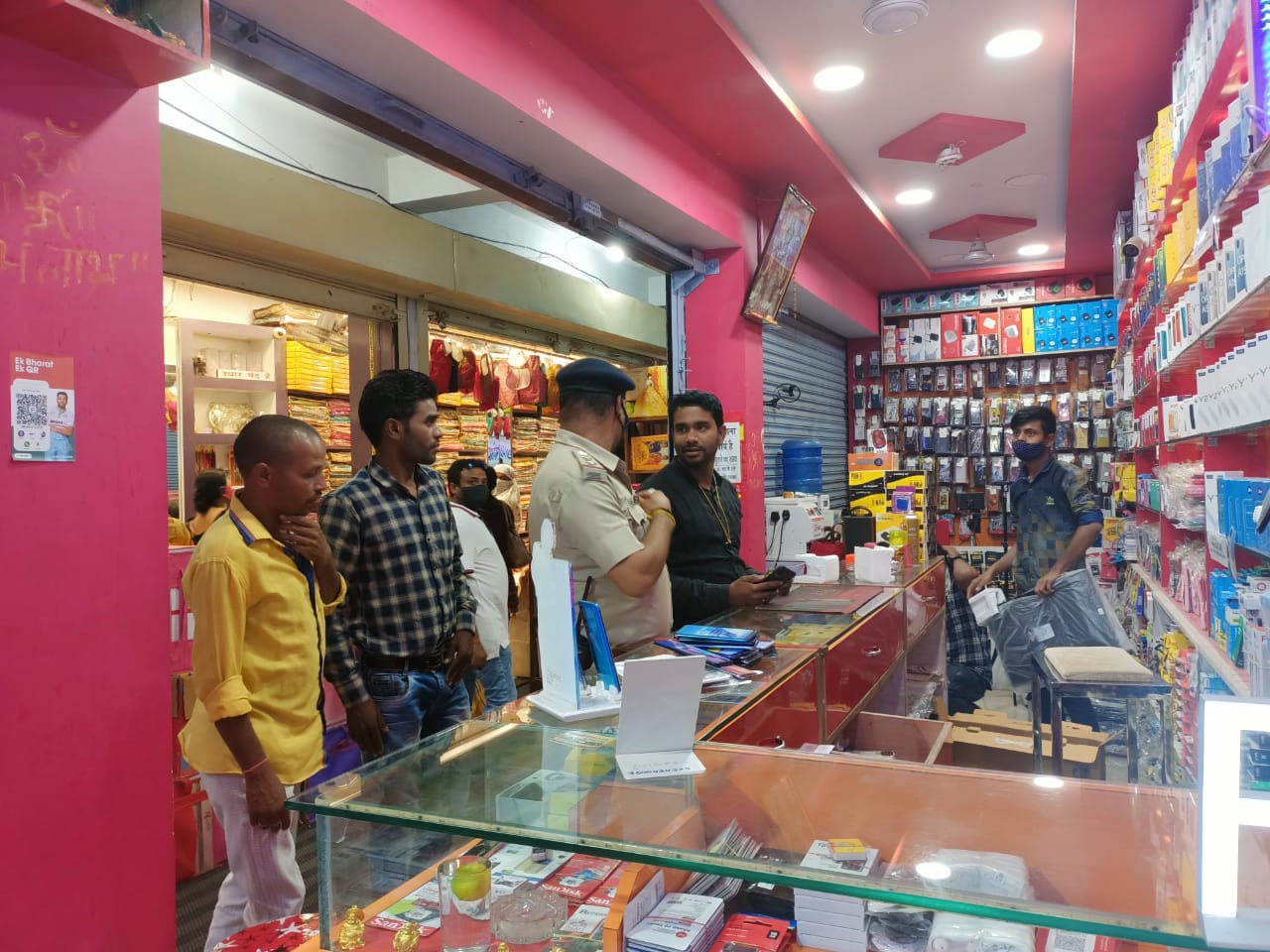 पुलिस की ताबड़तोड़ कार्यवाही , बगैर मास्क दुकानदारी एवं घूमने वालों से 73,500 जुर्माना