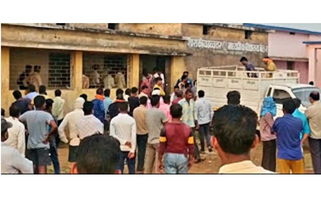 हाई स्कूल के चौकीदार ने स्कूल में फंदे पर झूलकर की आत्महत्या... - CG Sandesh