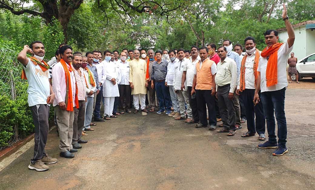 महासमुंद लोकसभा के पूर्व सांसद चंदूलाल साहू  का  एक दिवसीय सरायपाली प्रवास पर भाजपा कार्यकर्ताओं ने पीडब्ल्यूडी रेस्ट हाउस में भव्य स्वागत किया.