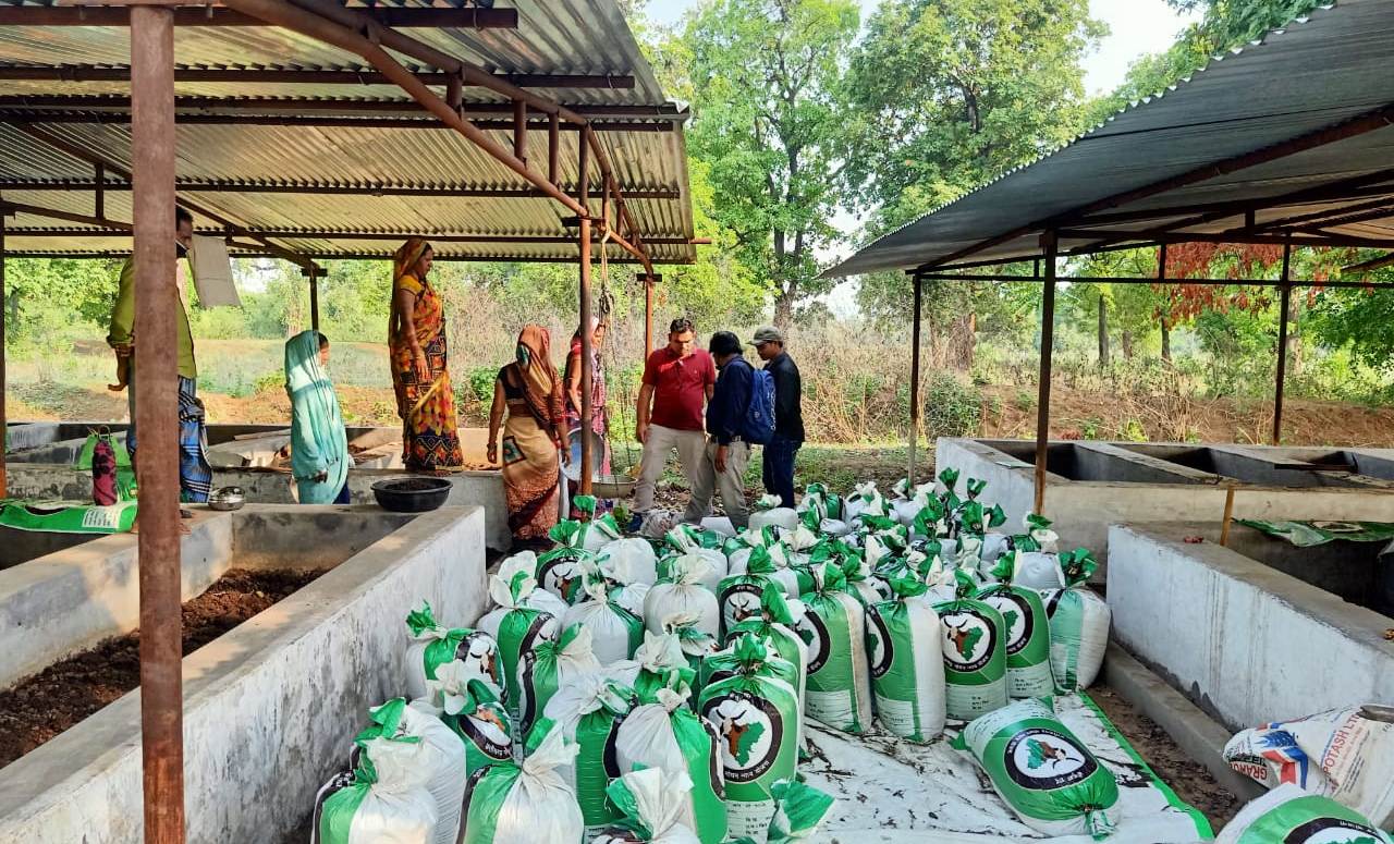 गोधन न्याय योजना-वर्मी कम्पोस्ट बनाने व बिक्री में रायगढ़ जिला शीर्ष पर....पशुपालकों को शत-प्रतिशत भुगतान करने वाला भी प्रदेश में पहला जिला है रायगढ़...
