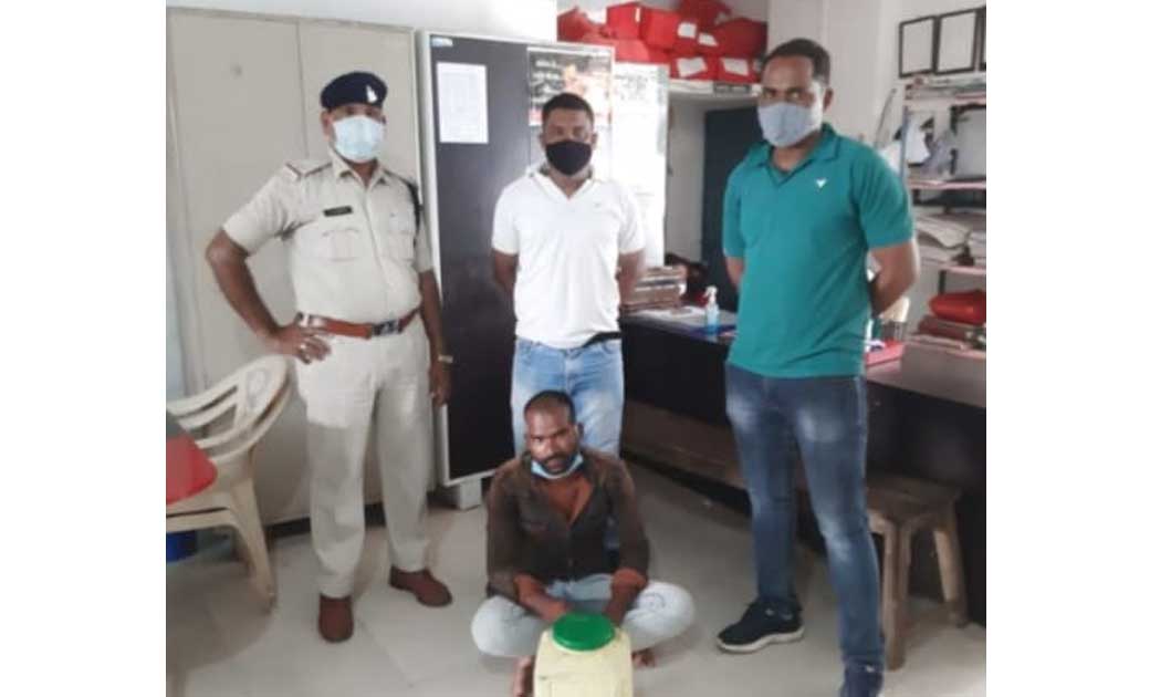 सारंगढ़-कोसीर अंचल में अवैध महुवा शराब विक्रेता पकड़ाया..मुखबि... - CG Sandesh