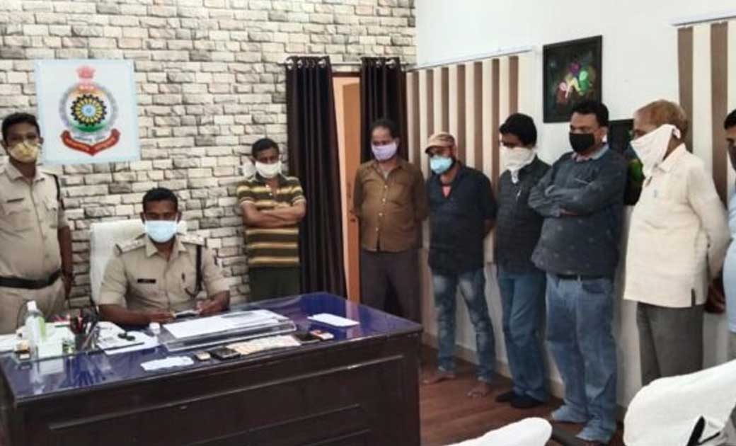 शहर के बीचोबीच 52 परियों की सजी थी  महफिल.....6 दीवाने गिरफ्तार......