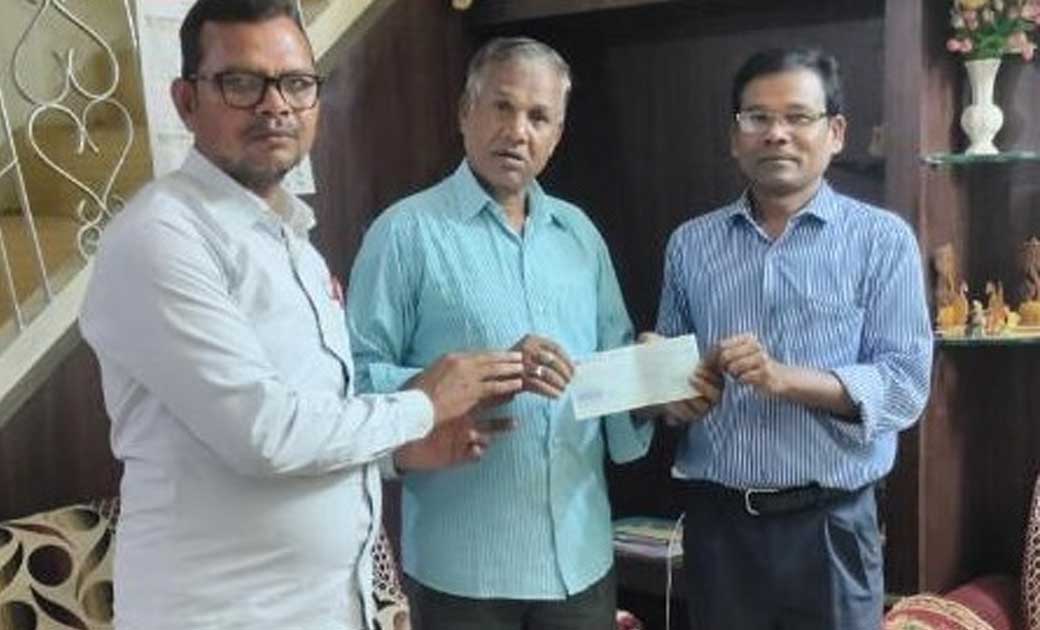  शिक्षक राधेश्यम ने गांव की सुरही पाठ ग्रामोत्थान समिति जेपरा को दिए 5 लाख