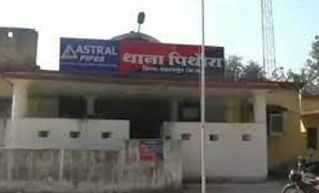 मदिरा प्रेमियो को घर के सामने पिला रहा था शराब, पुलिस ने की ... - CG Sandesh