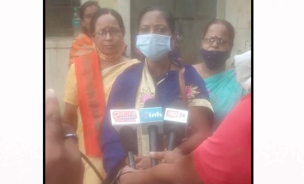 पार्षद के शपथ ग्रहण से पूर्व नाराज भाजपाइयों ने नगर पंचायत सीएमओ को नगर पंचायत कार्यालय के अंदर बंद कर जमकर नारेबाजी की