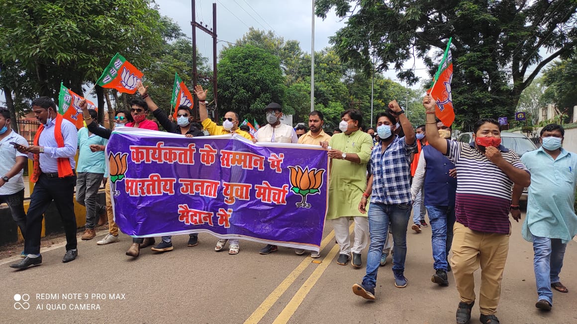 भाजपा कार्यकर्ता की रहस्यमयी मौत पर सीबीआई जांच की मांग को लेकर निकाली रैली