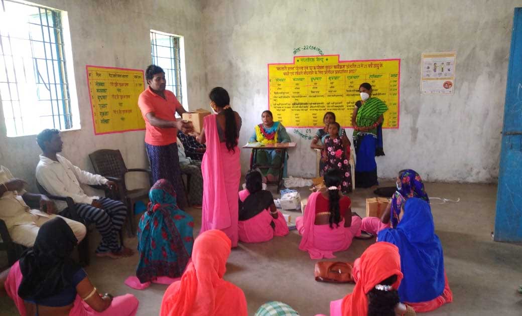 ग्राम पंचायत अमाड़ में की गई किट वितरण  - CG Sandesh