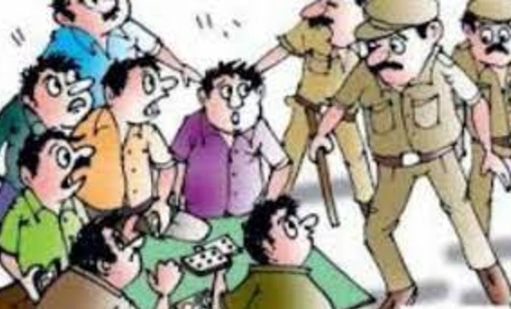 52 पत्ते से जुआ खेलते 5 पकड़ाए.