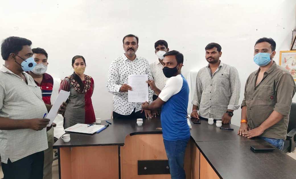 नपा अध्यक्ष गफ्फु मेमन ने विभिन्न हितग्राहियों को बांटे प्रम... - CG Sandesh