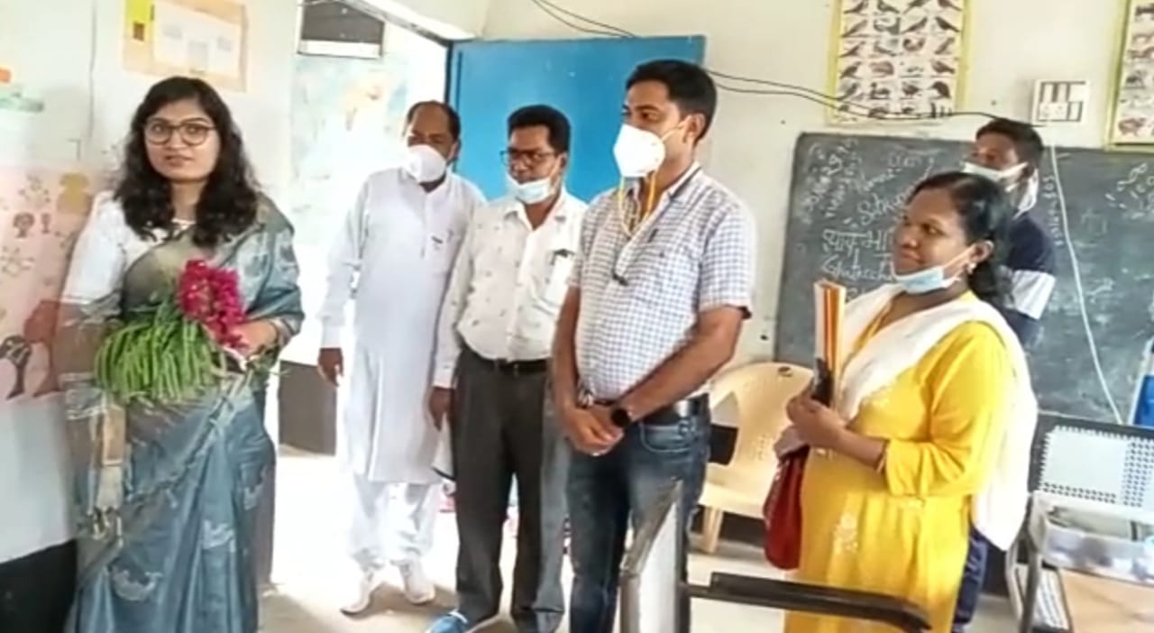 नवनियुक्त एसडीएम सरायपाली नम्रता जैन द्वारा शत प्रतिशत टीकाक... - CG Sandesh
