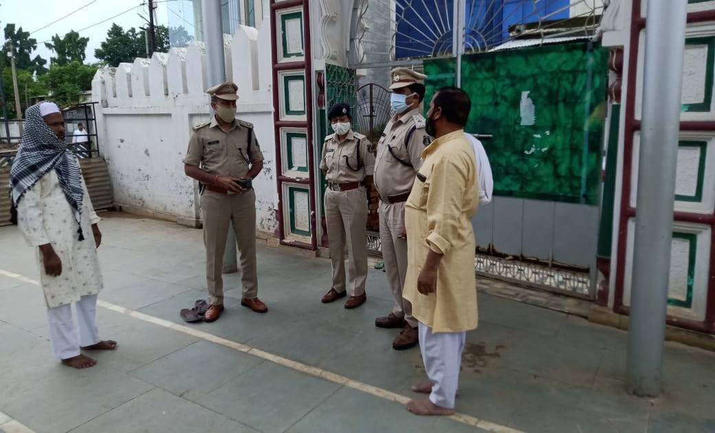 संक्रमण से बचाने चाक चौबंद पुलिस व्यवस्था,  पुलिस अधीक्षक खुद ईदगाह, मस्जिदों में जाकर देखी व्यवस्था,दी पर्व की बधाई एवं शुभकामनाएं