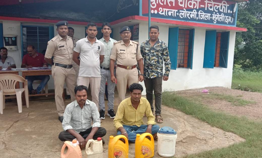 अवैध शराब ब्रिकी करने वाले को पकड़ी पुलिस, गाँव का कोटवार भी बेचता था अवैध शराब