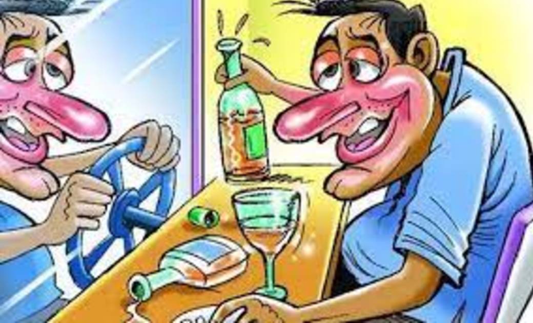 सार्वजनिक स्थान में बैठकर पी रहे थे शराब, पुलिस ने की कार्रवाई