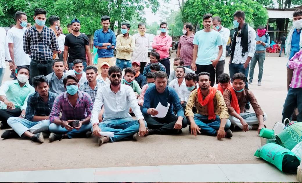 महासमुंद के माँ महामाया रक्तदान समिति के संस्थापक रवि साहू के साथ किये दुर्व्यवहार को लेकर जिला अस्पताल का किया घेराव....