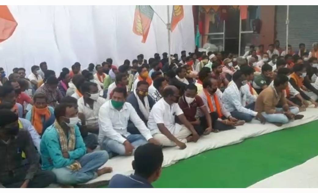 जशपुर जिले के पत्थलगांव में छत्तीसगढ़ में खाद संकट को लेकर आज किया गया विधानसभा स्तरीय धरना प्रदर्शन 