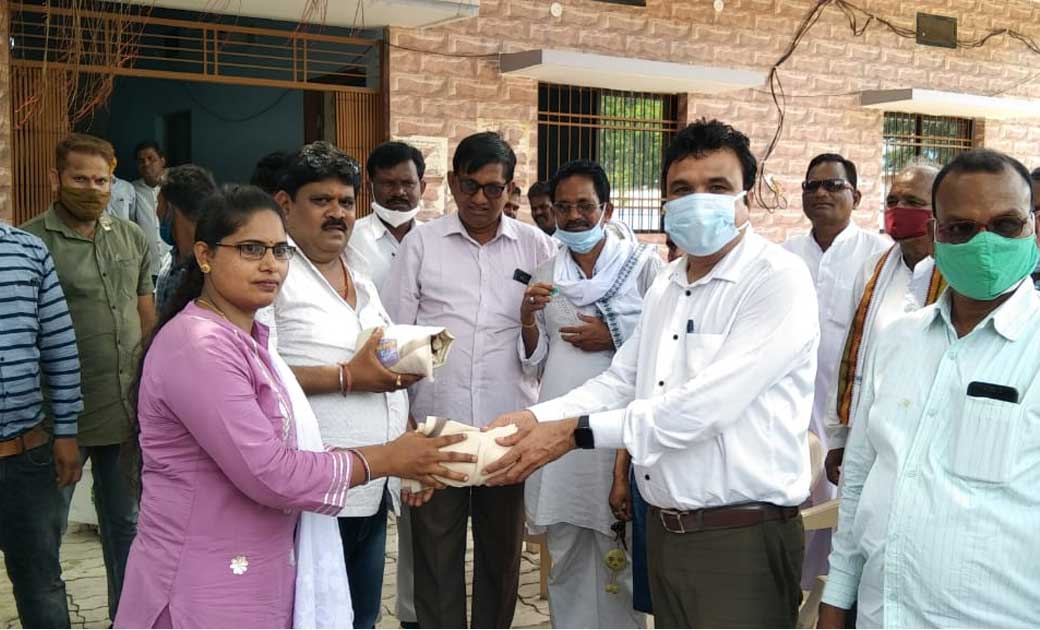 राष्ट्रीय सचिव दिवस : संसदीय सचिव ने किया विधानसभा क्षेत्र के पंचायत सचिवों को सम्मानित।
