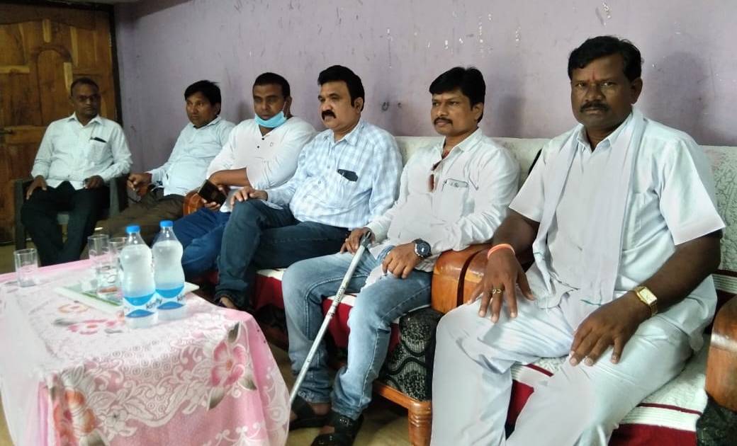 हरपाल परिजनों के बीच पहुंचकर संसदीय सचिव ने  सांत्वना व्यक्त किया