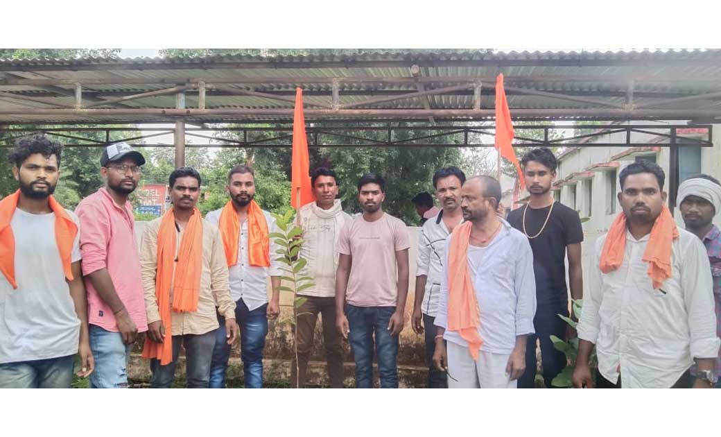 पर्यावरण संरक्षण हेतु युवा सेना ने दुर्गुकोदंल के हाई स्कूल में पौधारोपण किया 