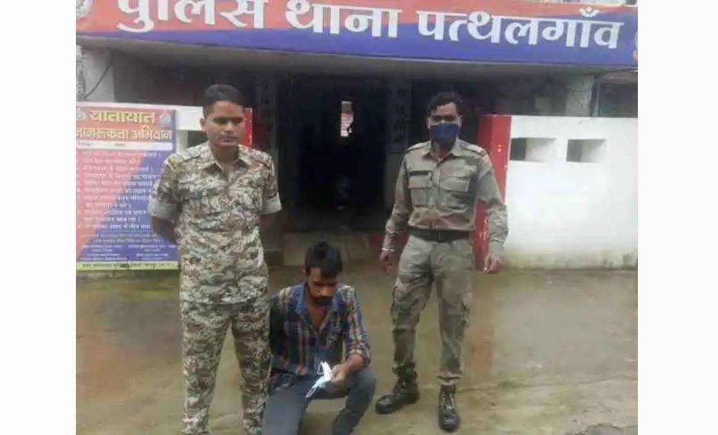 अवैध मादक पदार्थ गांजा रखकर ग्राहक की तलाश में घूम रहे व्यक्ति को पुलिस ने किया गिरफ्तार
